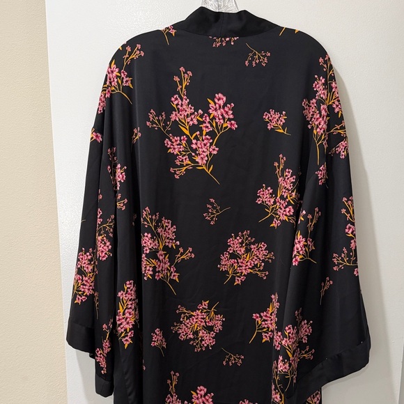 Who What Wear Black Robe with Pink Floral Design - Picture 7 of 8